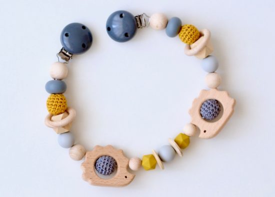 Kinderwagenkette Holz  "Igel" in grau-senf