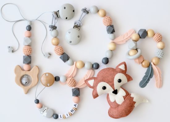 4er Set " Fuchs" Kinderwagenkette, Schnullerkette, Maxi Cosi  Anhänger und Beißring in aprikot-grau