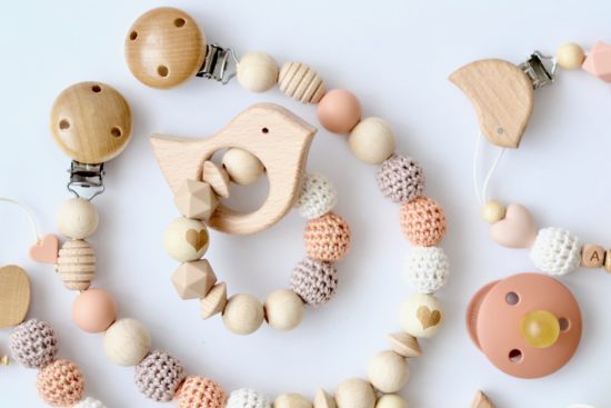 3er Set "Vogel" Kinderwagenkette, Schnullerkette und Beißring in peach-taupe – Bild 2