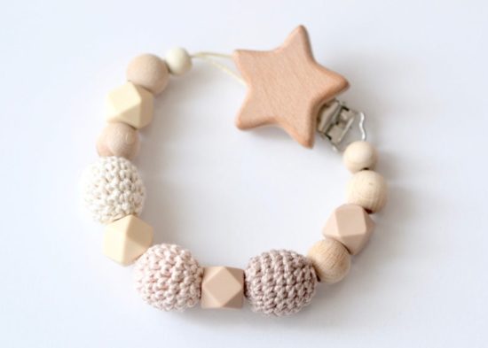 Schnullerkette in ecru-taupe "Stern" – Bild 2