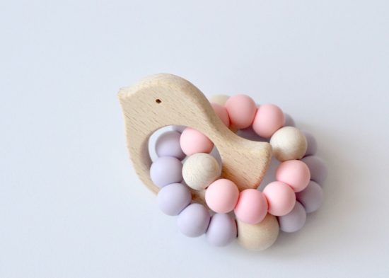 Greifling Beißring Holz "Vogel" in rosa-lila