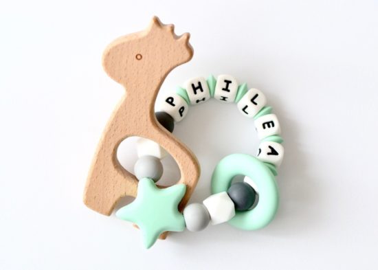 Greifling Beißring Holz "Giraffe" in mint-grau