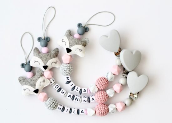 Schnullerkette mit Namen "Fuchs" in grau-rosa – Bild 2