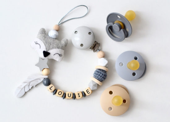 Schnullerkette mit Namen " Fuchs" in grau personalisiert