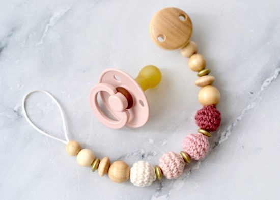 Schnullerkette mit Häkelperlen in rosa-bordeaux