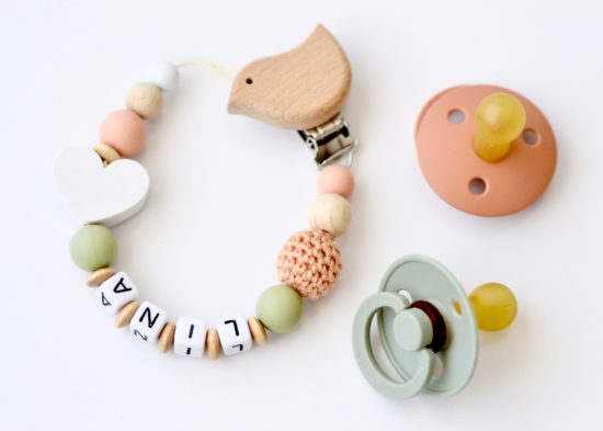 Schnullerkette mit Häkelperle in peach-reseda "Vogel"