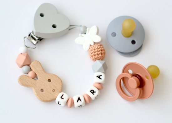 Schnullerkette mit Häkelperle in peach-grau "Hase"
