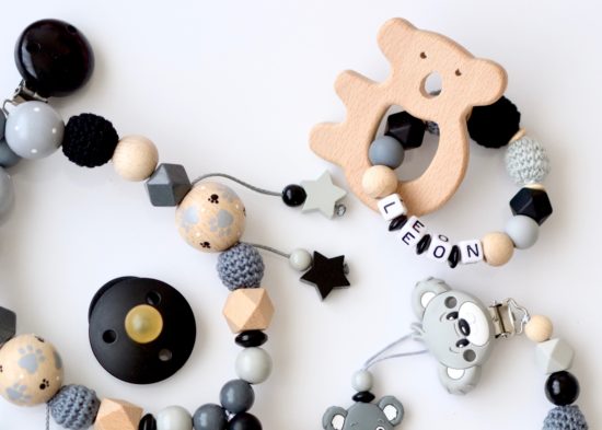 Einzigartiges handbemaltes 4er Set "Koala" Kinderwagenkette, Schnullerkette, Maxi Cosi  Anhänger und Beißring – Bild 3