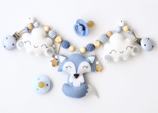 Kinderwagenkette "Fuchs mit Wolken" aus 100% Wollfilz – Bild 3