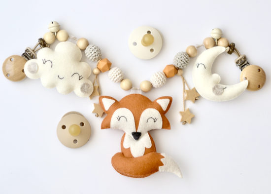 Kinderwagenkette "Fuchs mit Wolken" aus 100% Wollfilz – Bild 3