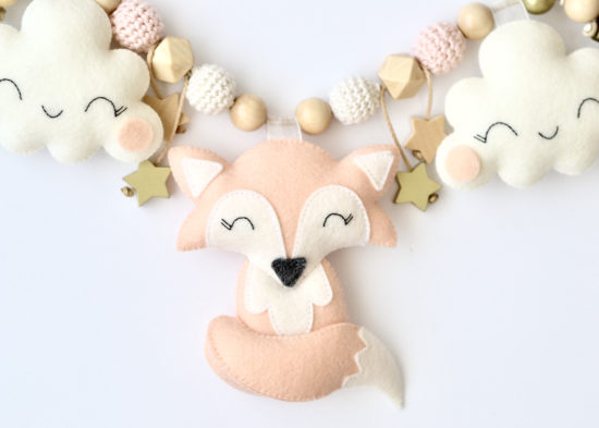 Kinderwagenkette "Fuchs mit Wolken" aus 100% Wollfilz – Bild 2