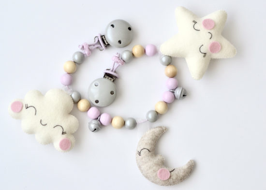 Kinderwagenkette "Wolke, Mond und Stern" aus 100% Wollfilz – Bild 2